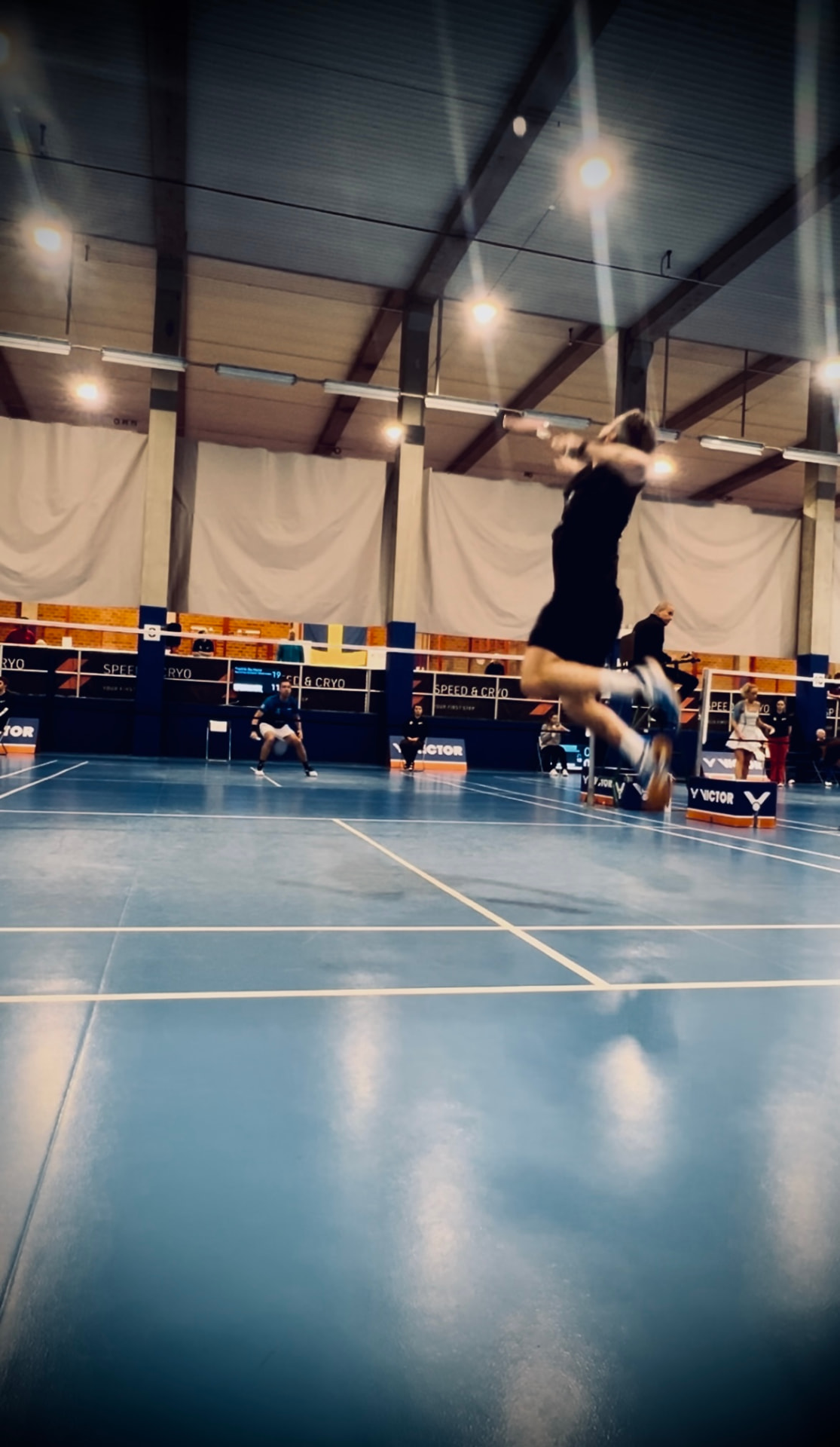 Fredrik du Hane hoppar upp i en smash på badmintonbanan